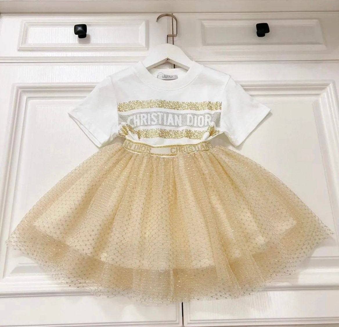 Dior
6m-12m-18m 
120 dhs💓

Zain151
♥️♥️♥️