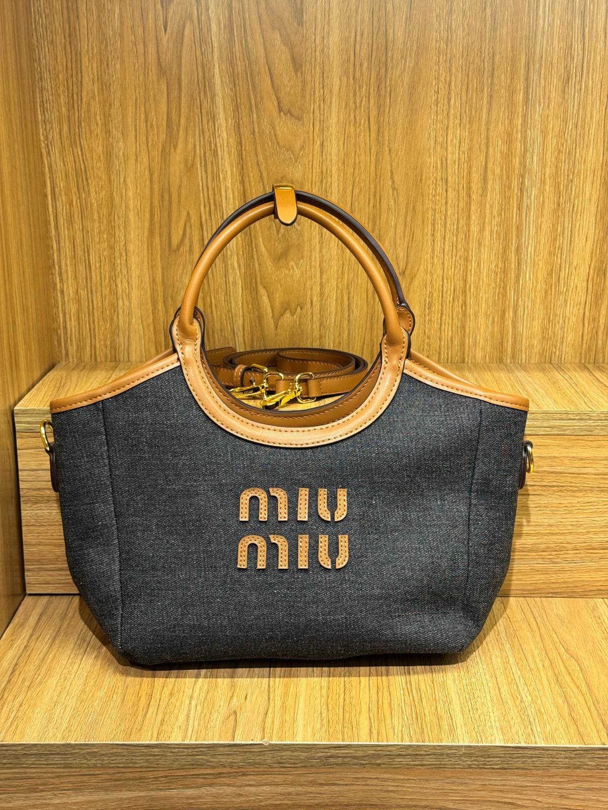 MIUMIU

Best quality
 without box


100 dhs🇦🇪🇦🇪

size 24CM

Zain290
♥️♥️♥️