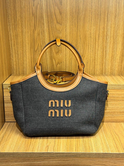 MIUMIU

Best quality
 without box


100 dhs🇦🇪🇦🇪

size 24CM

Zain290
♥️♥️♥️
