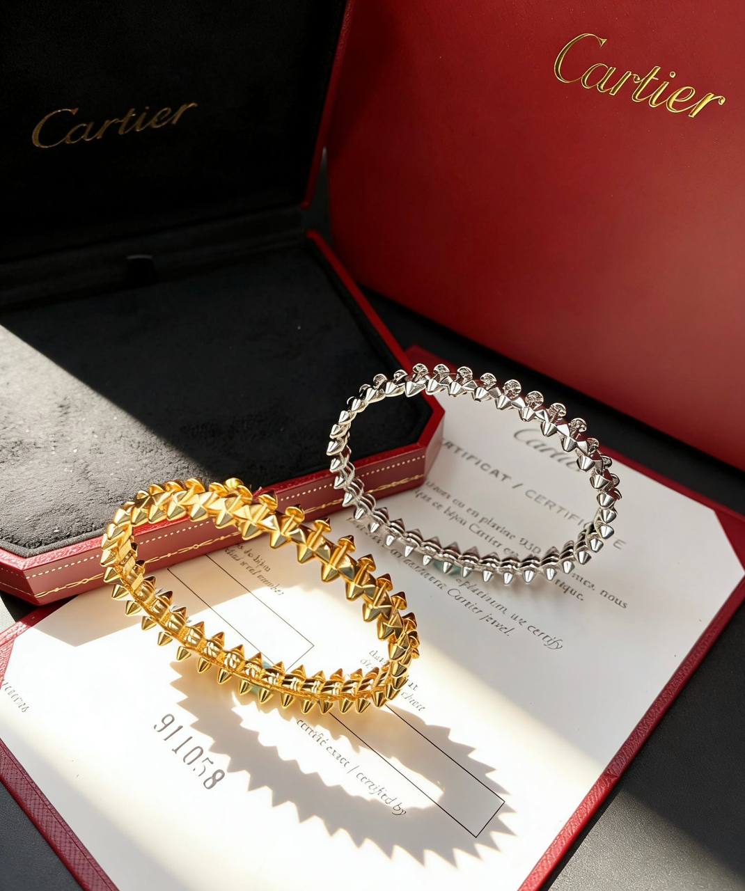 CARTIER BANGLE
MASTER💫✨
WITH BOX AND PAPER BAG 🎁🛍️
80 DHS✅

Zain89
♥️♥️♥️