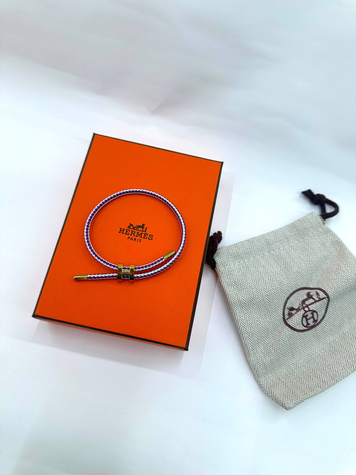 Hermes
Good quality 
Bracelet 
With black boxes
20 dhs🇦🇪🇦🇪

With normal boxes and 
Paper bag
30 dhs🇦🇪🇦🇪

With original boxes
40 dhs🇦🇪🇦🇪

Zain216
♥️♥️♥️