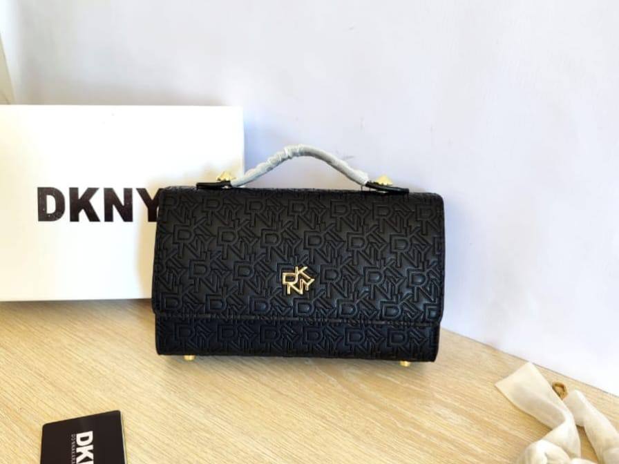 Bags

90 dhs🇦🇪

with box
🎁🎁🎁

size 23cm

Zain26
♥️♥️♥️