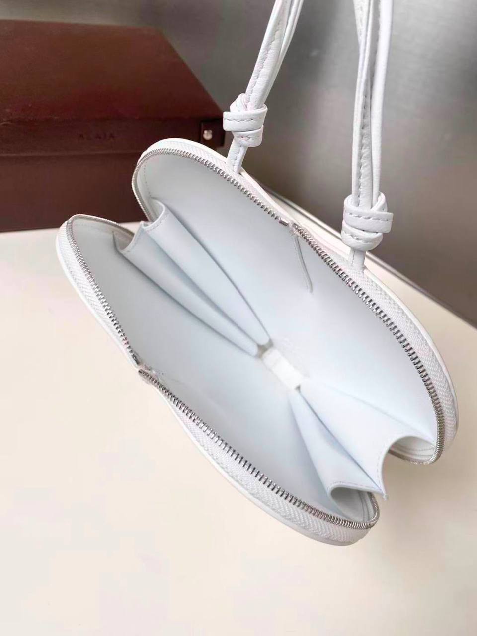 https://t.me/ZCbags/515134Alaia
*Alaia Le Cœur bag✅*
*Size 21 cm*
For Price 👇 WhatsApp✅
0568585901 
0507557372
0552275751 Owner Zain 👌

Zain274
♥️♥️♥️
