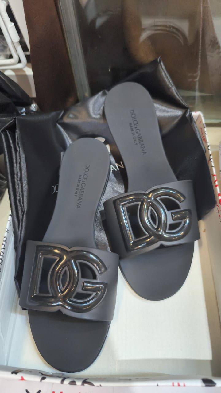 D&G

Size 36 to 41 

70 dhs🪙💕

Zain146
♥️♥️♥️