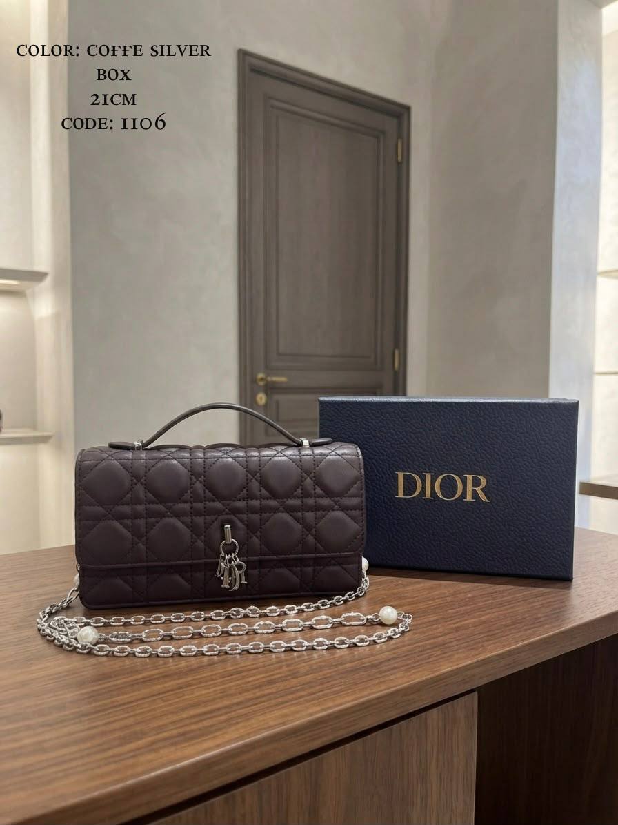 ᴍʏ ᴅɪᴏʀ ᴍɪɴɪ ʙᴀɢ
Dior
ᴛᴏᴘ ʜᴀɴᴅʟᴇ/ ɢᴏʟᴅᴇɴ ᴄʜᴀɪɴ
ᴡɪᴛʜʙᴏx
ʟᴀᴍʙsᴋɪɴ ᴍᴀᴛᴇʀɪᴀʟ
sɪᴢᴇ:𝟐𝟏ᴄᴍ
105 dhs🇦🇪🇦🇪

Zain56
♥️♥️♥️