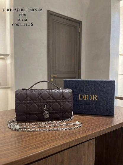 ᴍʏ ᴅɪᴏʀ ᴍɪɴɪ ʙᴀɢ
Dior
ᴛᴏᴘ ʜᴀɴᴅʟᴇ/ ɢᴏʟᴅᴇɴ ᴄʜᴀɪɴ
ᴡɪᴛʜʙᴏx
ʟᴀᴍʙsᴋɪɴ ᴍᴀᴛᴇʀɪᴀʟ
sɪᴢᴇ:𝟐𝟏ᴄᴍ
105 dhs🇦🇪🇦🇪

Zain56
♥️♥️♥️