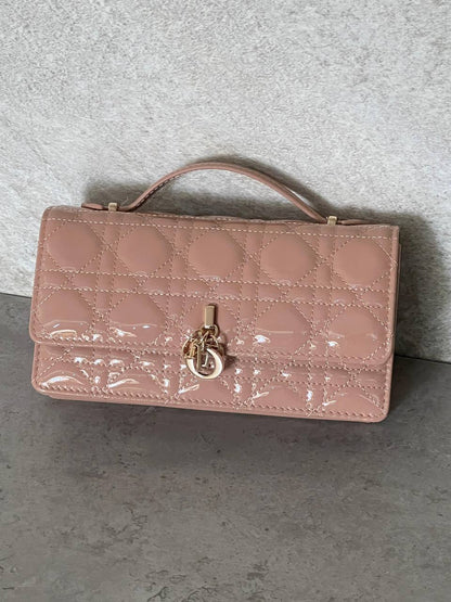 Dior 
𝐌𝐈𝐒𝐒 𝐃𝐈𝐎𝐑 𝐖𝐀𝐋𝐋𝐄𝐓 𝐎𝐍 𝐂𝐇𝐀𝐈𝐍 𝐏𝐀𝐓𝐄𝐍𝐓 𝐋𝐄𝐀𝐓𝐇𝐄𝐑 
850 dhs✅*🛍️👌

ETAG4
♥️♥️♥️