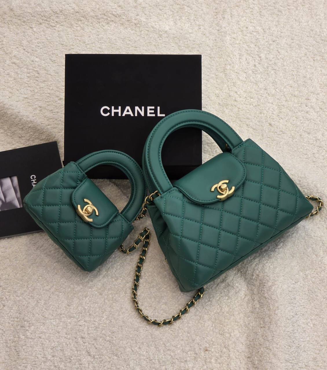 Chanel

 20Cm 
230 dhs🌺

 12Cm
170 dhs🌺

     WITH BOX
🎁🎁🎁

Zain131
♥️♥️♥️