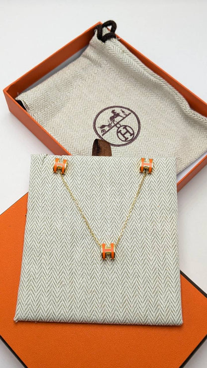 Hermes
*Master Quality* 
*Necklace & Earrings*
120 dhs💓 with Normal Box 🎁
130 dhs💓 with Good Box 🎁
150 dhs💓 with Master Box 🎁

Zain210
♥️♥️♥️
