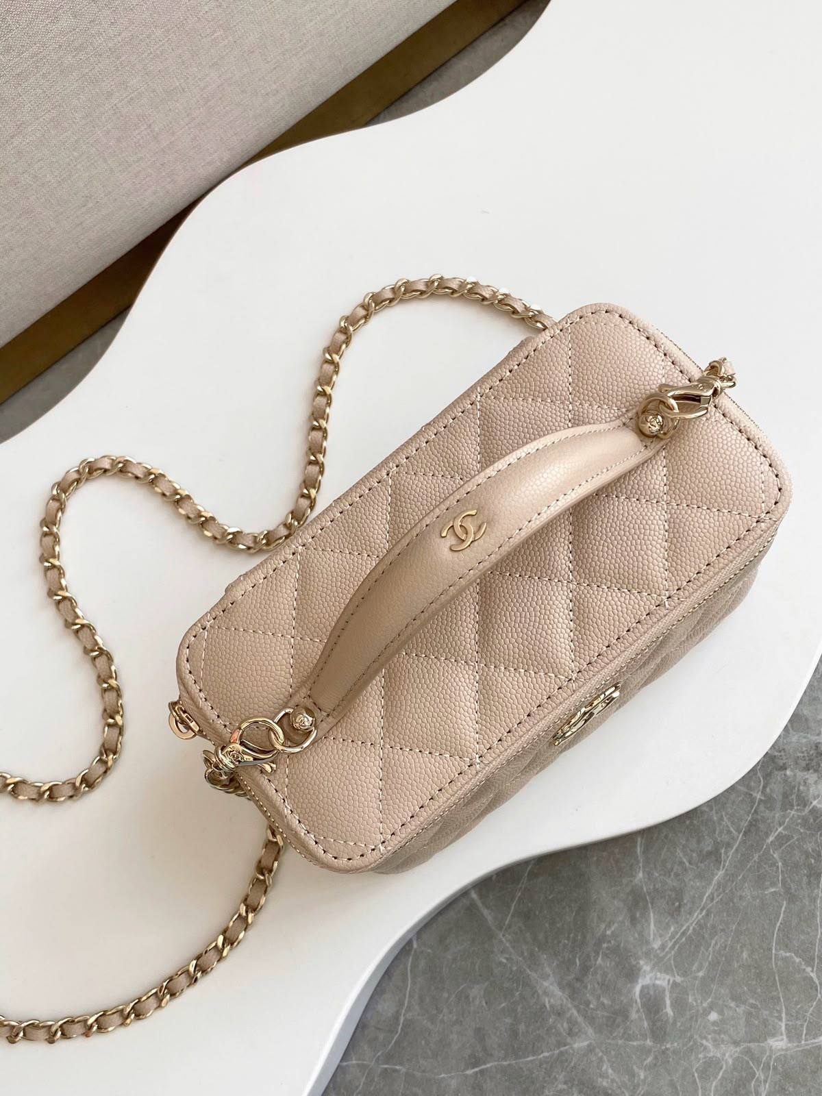 CHANEL GOOD QUALITY 
WITH BOX   
100 dhs✅

Zain295
♥️♥️♥️