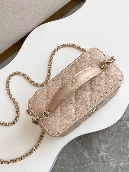 CHANEL GOOD QUALITY 
WITH BOX   
100 dhs✅

Zain295
♥️♥️♥️