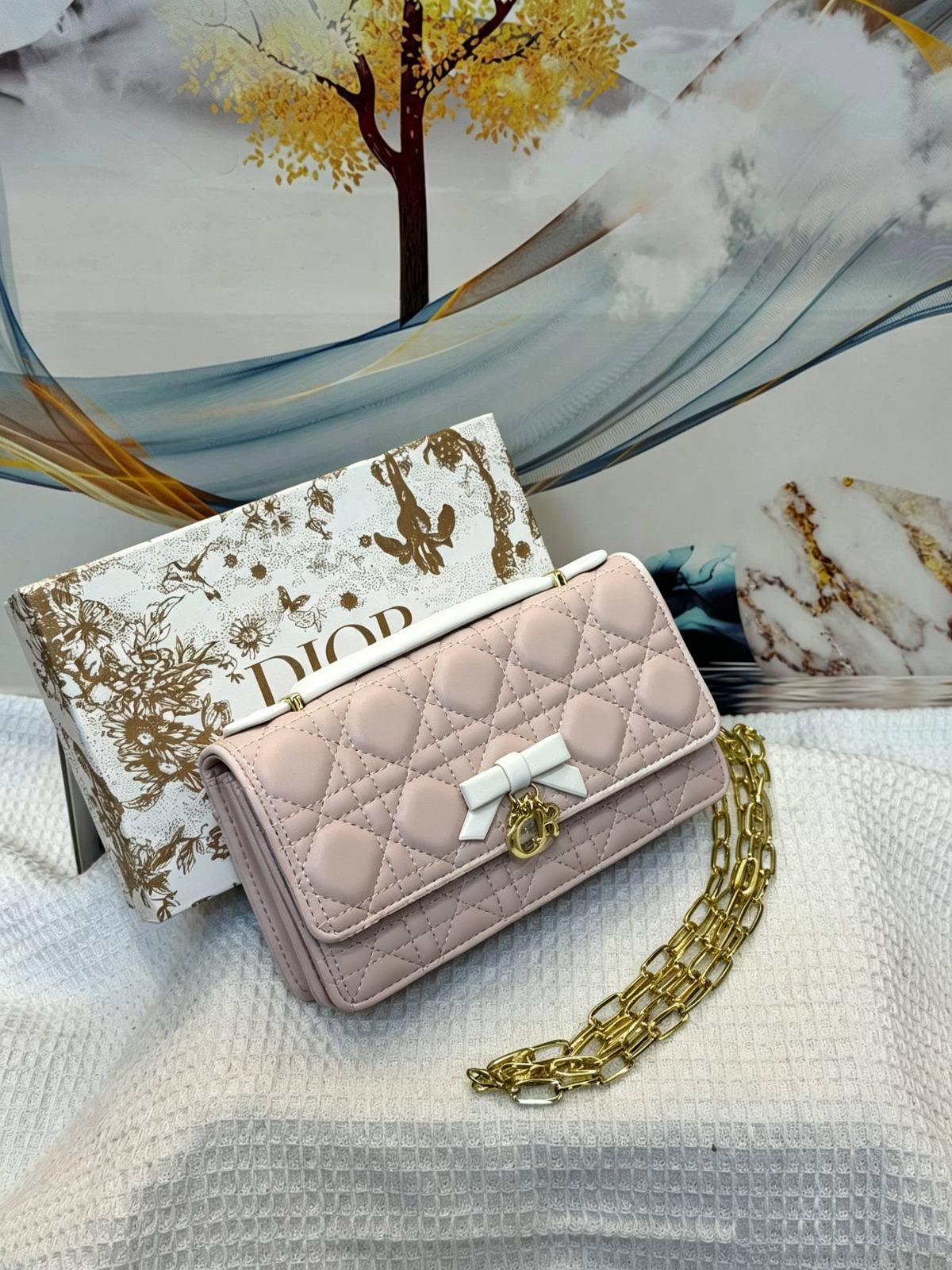 DIOR

Best quality 
with box

105 dhs🇦🇪🇦🇪


size 21CM

Zain290
♥️♥️♥️