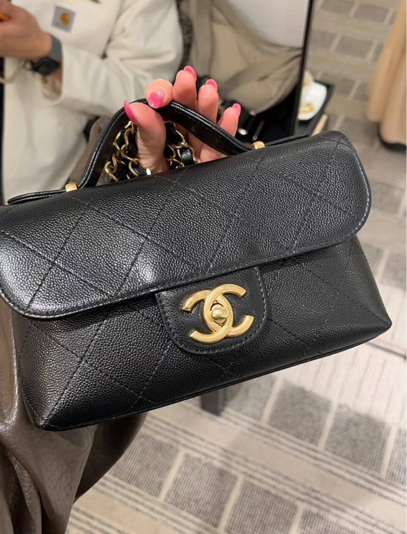 Chanel
95 dhs🪙🌨️
Good quality 

with box
🎁🎁🎁

Zain35
♥️♥️♥️