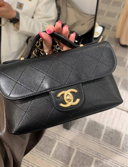 Chanel
95 dhs🪙🌨️
Good quality 

with box
🎁🎁🎁

Zain35
♥️♥️♥️