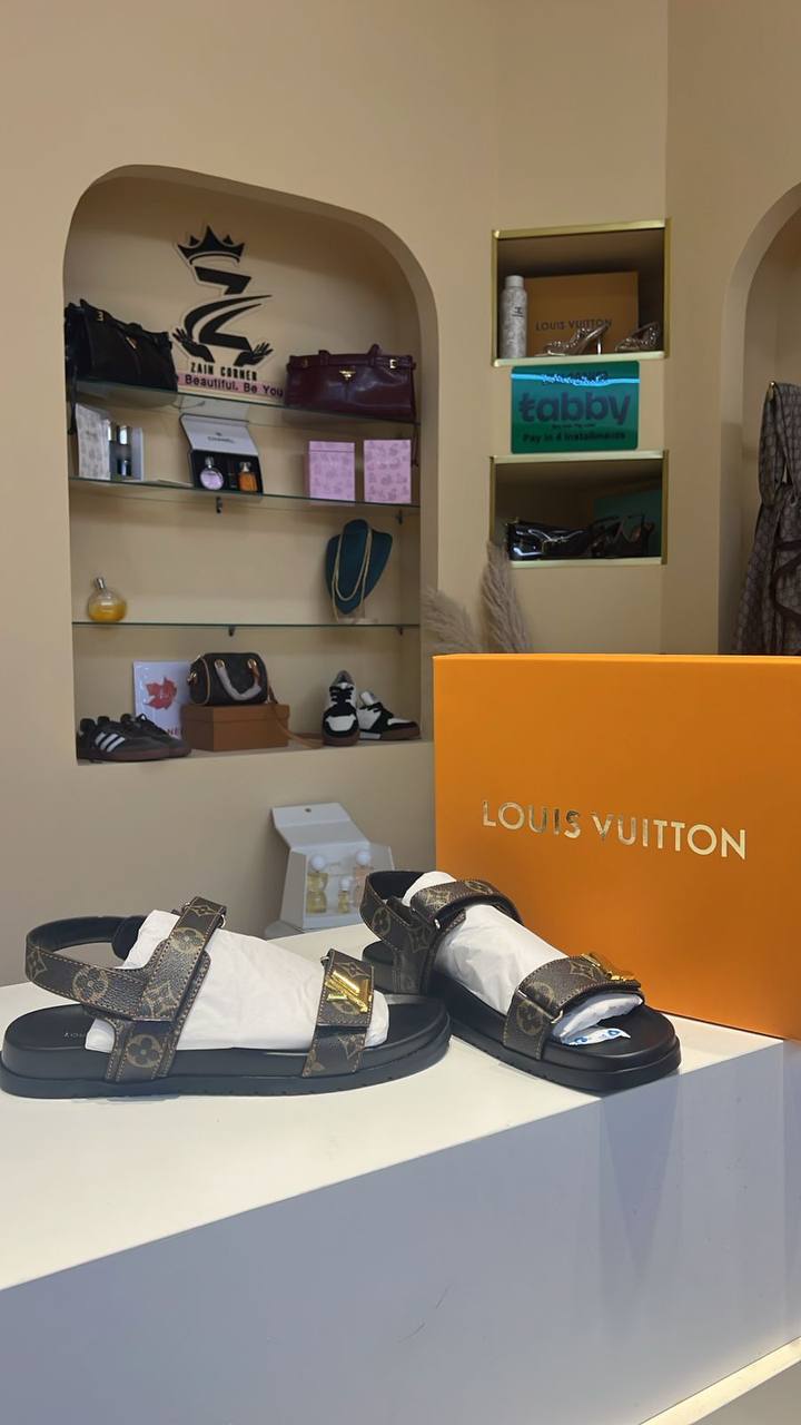LV
Size 36 to 41
115 dhs✅

Zain175
♥️♥️♥️