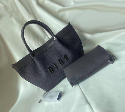 Dior 2 in 1
Good Quality 
110 dhs🪙💚

Zain250
♥️♥️♥️