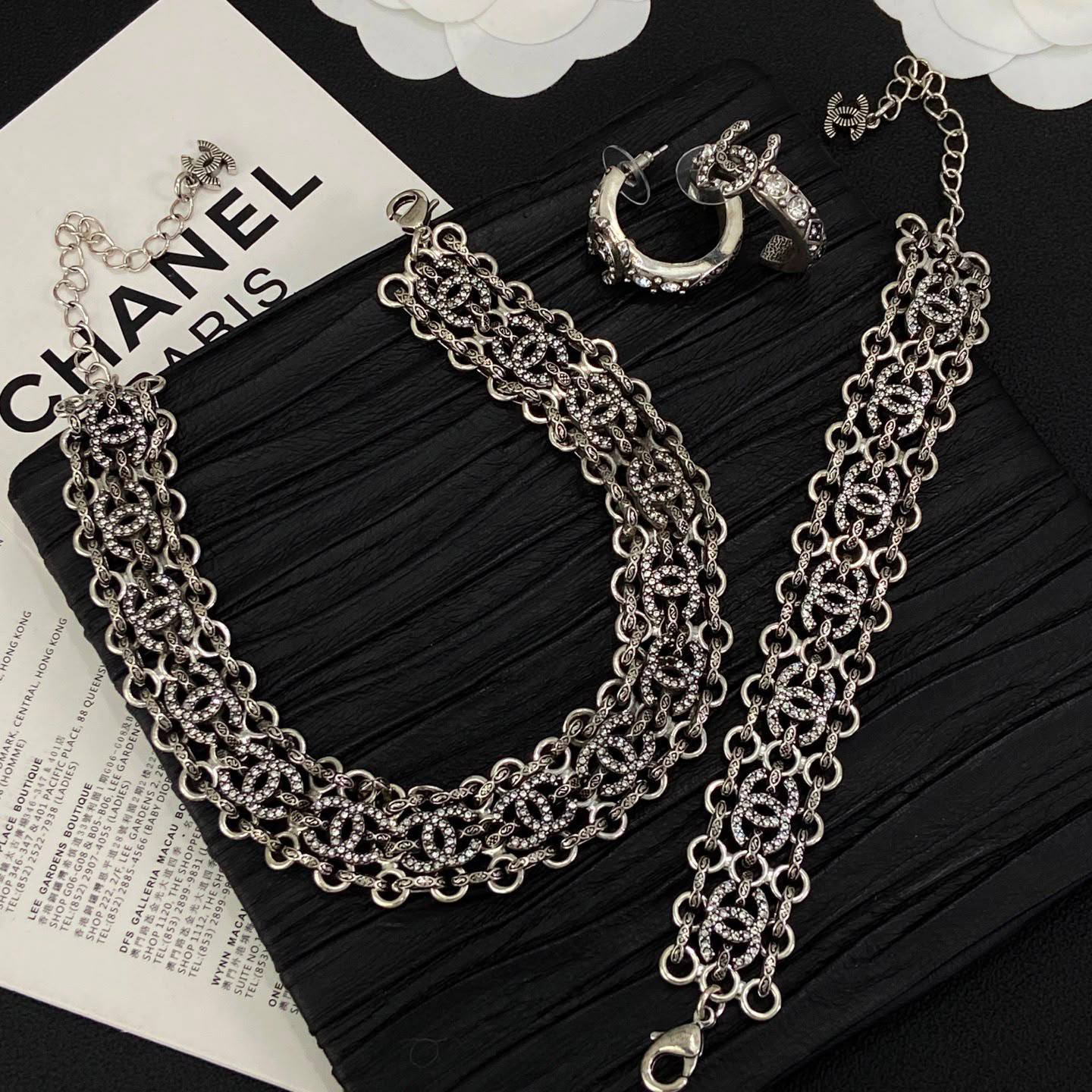 CHANEL SET 
Necklace 😍
Bracelet 🦋
Earring ✨
Master quality 💯
With normal boxes 🗃️ 
240 dhs🇦🇪🇦🇪

With master box 📦 
290 dhs🇦🇪🇦🇪

Zain216
♥️♥️♥️