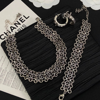 CHANEL SET 
Necklace 😍
Bracelet 🦋
Earring ✨
Master quality 💯
With normal boxes 🗃️ 
240 dhs🇦🇪🇦🇪

With master box 📦 
290 dhs🇦🇪🇦🇪

Zain216
♥️♥️♥️