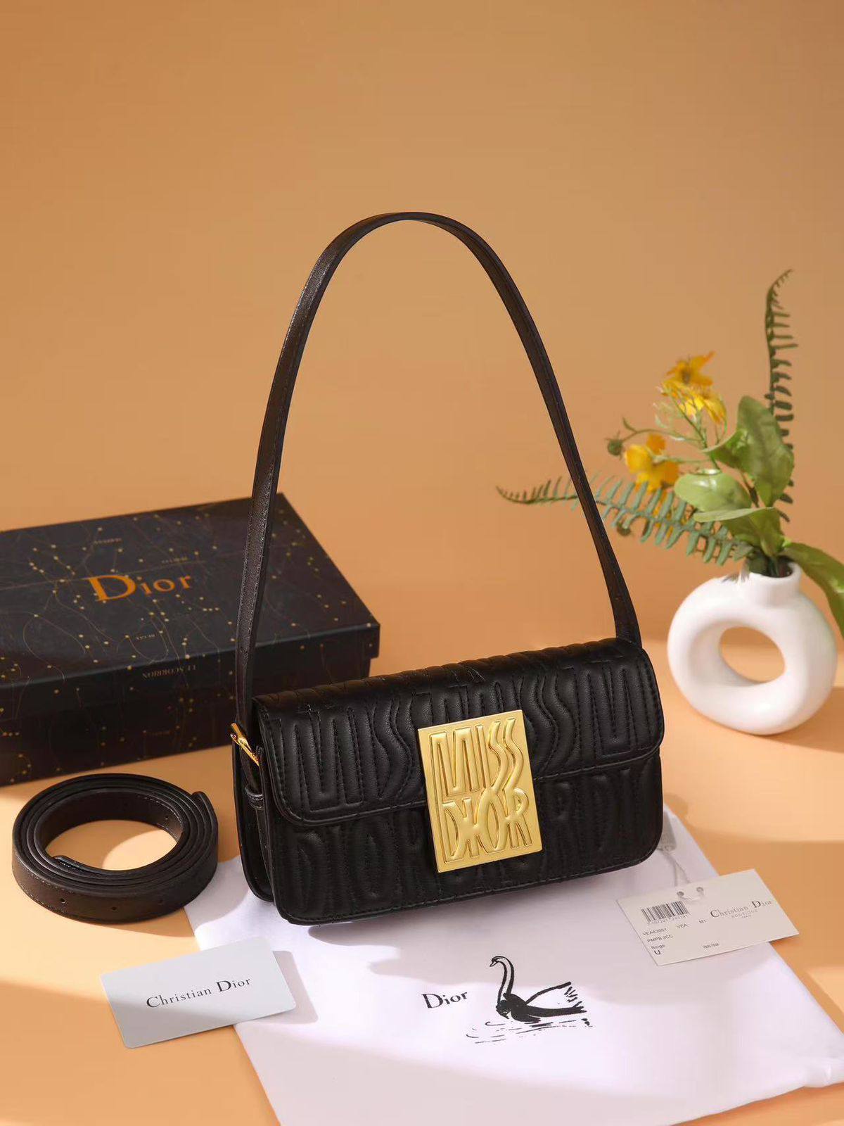 Dior
Best quality
With box’s
🎁🎁🎁

95 dhs❣️
size 22cm

Zain158
♥️♥️♥️