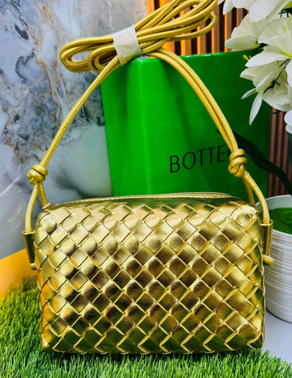 BOTTEGA 

90 dhs🪙💕

with box
🎁🎁🎁

Zain190
♥️♥️♥️