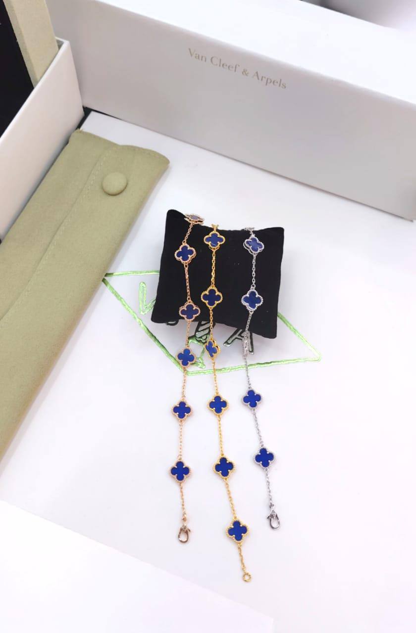 VCA ❤️‍🔥*
Mini bracelet 🦋
6 flower 🌹 
Master quality 💯
With normal boxes 📦 
50 dhs❣️
With master box 🗃️ 
90 dhs❣️

Zain216
♥️♥️♥️