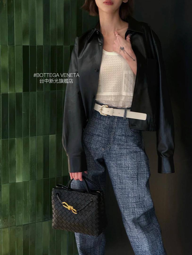 Bottega 
90 dhs✅
size 25×9×21cm

Zain213
♥️♥️♥️