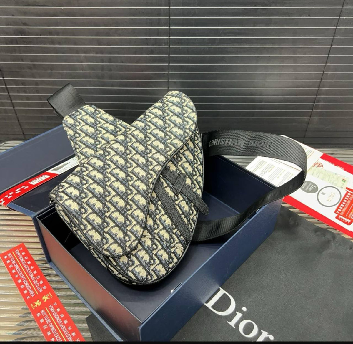 Saddle Dior 

Messenger Bag 

270 dhs🇦🇪🇦🇪

Zain33
♥️♥️♥️
