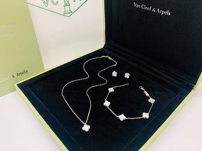 VANCLEAF MINI

SET MASTER
NECKLACE BRACELET EARRINGS
WITH GOOD BOX AND PAPER BAG🛍️🎁
150 dhs🇦🇪🇦🇪

Zain89
♥️♥️♥️
