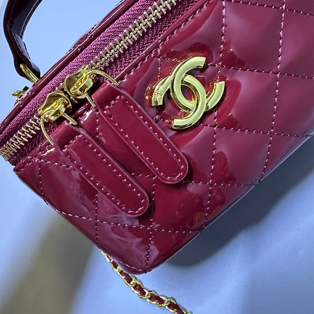 CHANEL 
NEW CAME GOOD QUALITY 
WITH BOX 
🎁🎁🎁

100 dhs✅

Zain39
♥️♥️♥️