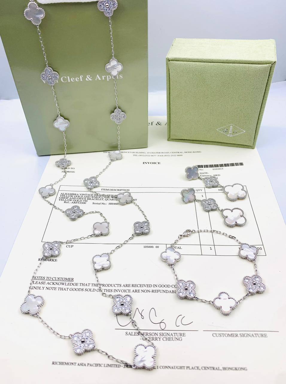 VCA MASTER
💫✨
NECKLACE 20 FLOWER
BRACELET 5 FLOWER
EARRING 3 FLOWER
WITH BIG BOX AND PAPER BAG🛍️🎁
280 DHS🌺💥

Zain89
♥️♥️♥️