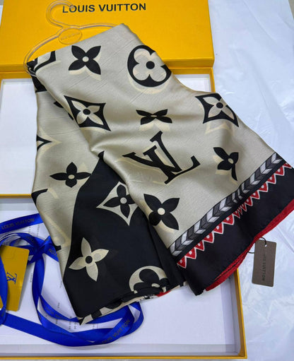 LV - Gucci
Silk scarf 
40 dhs✅
55 dhs✅ 

with box🎁🎁🎁

Zain93
♥️♥️♥️