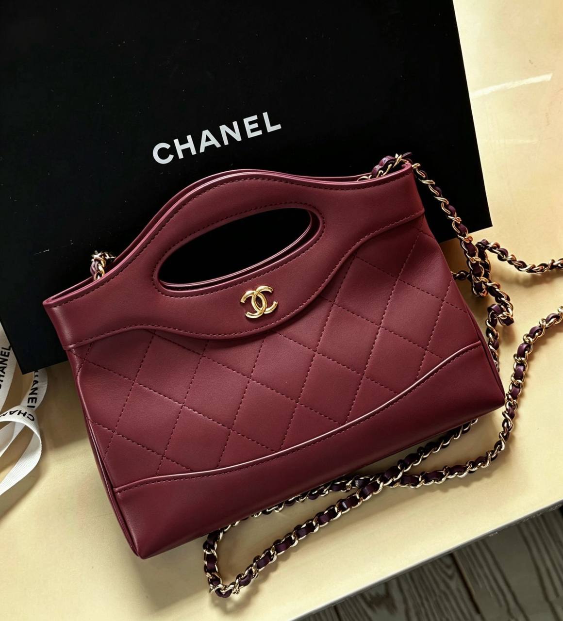CHANEL 

GOOD QUALITY 

WITH BOX 
🎁🎁🎁

105 dhs✅

Zain39
♥️♥️♥️