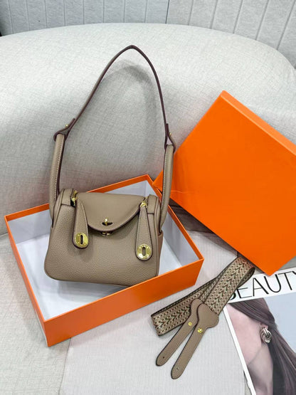 HERMES

Best quality 

with box
120 dhs🇦🇪🇦🇪

size 20CM

Zain290
♥️♥️♥️