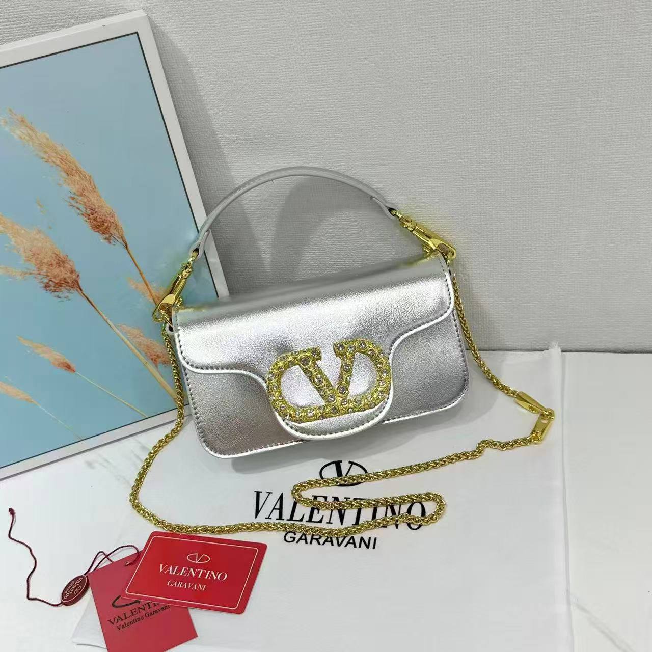VALENTINO 
NEW CAME HIGH QUALITY 

WITH BOX 
🎁🎁🎁

125 dhs💓
Size:20cm

Zain39
♥️♥️♥️