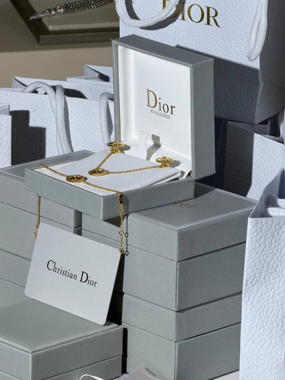 Dior
 New Collection 😍
Quality: Super Master 
Non -Tarnish color

* ⁠Necklace 
* ⁠Earring 
* ⁠Bracelet
For Price 👇 WTSP Text Zain 0568585901

Zain268
♥️♥️♥️