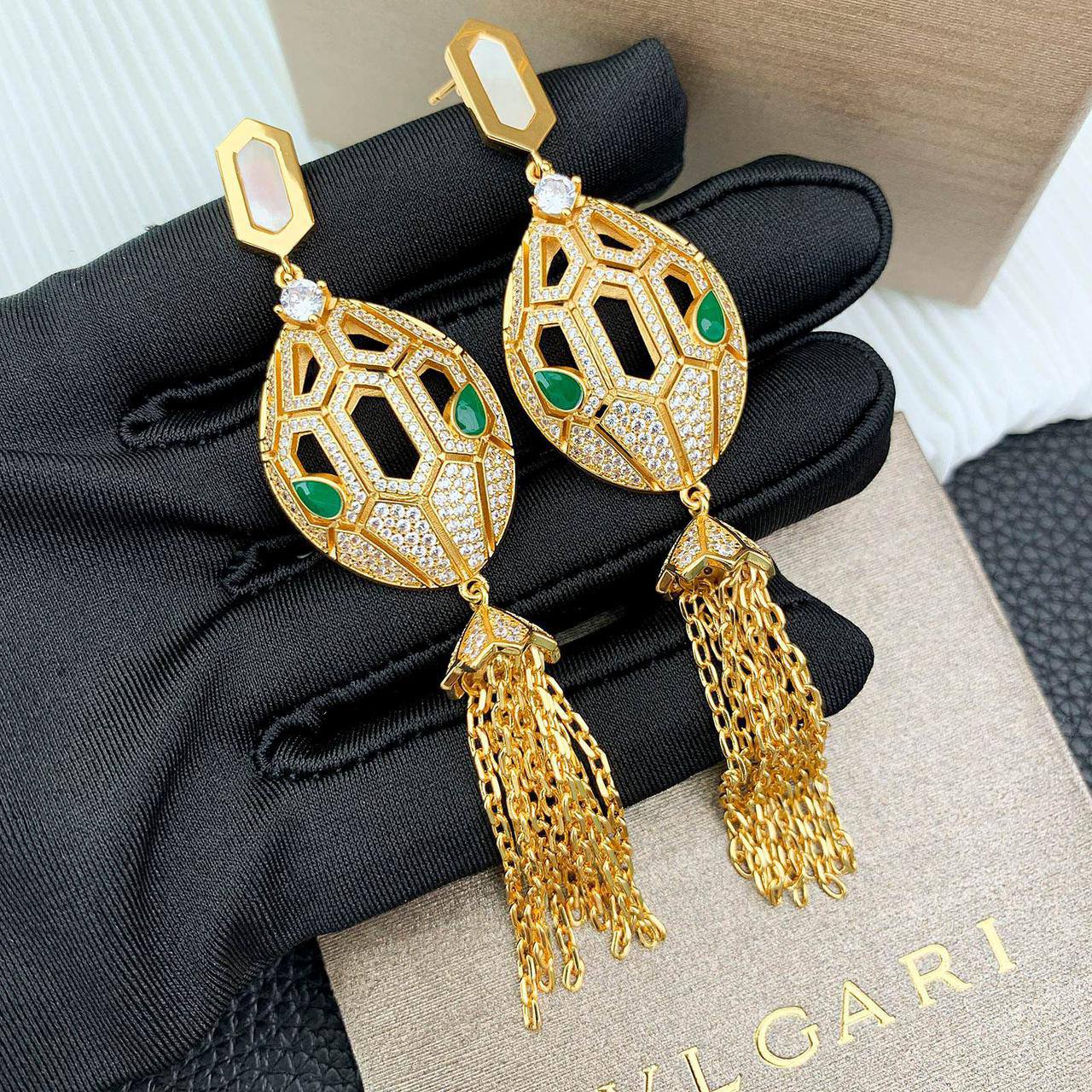 BVLGARI ❤️‍🔥*
Earring 🍁
Master quality 💯
With normal boxes 🗃️ 
125 dhs✅
With master box 📦 
160 dhs✅

Zain216
♥️♥️♥️