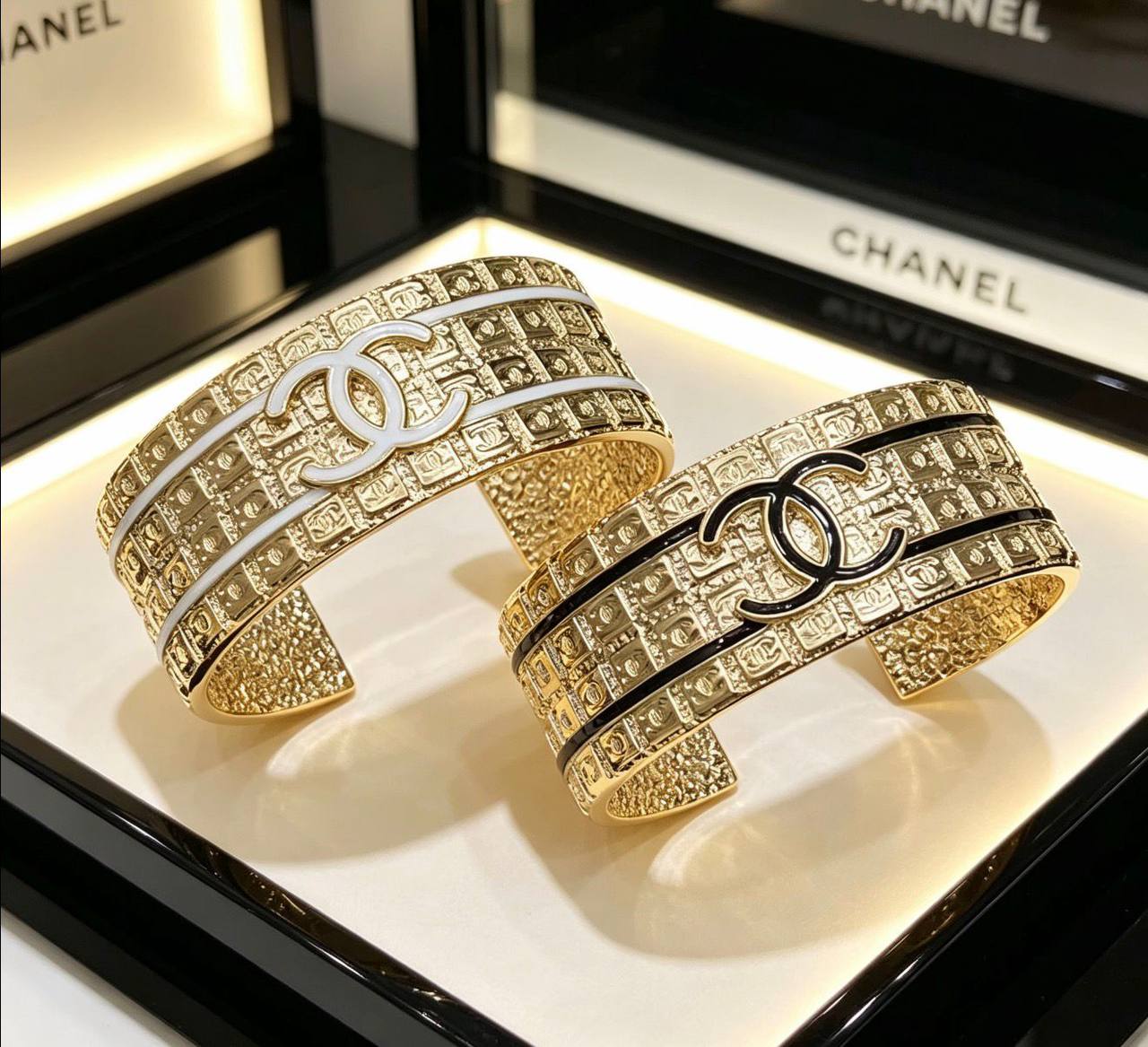 CHANEL❤️‍🔥*
Bangle 🦋
Master quality 💯
With normal boxes 🗃️ 
80 dhs✅
With master box 📦 
100 dhs✅

Zain216
♥️♥️♥️
