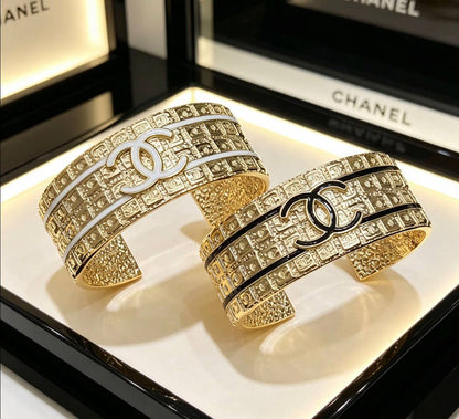 CHANEL❤️‍🔥*
Bangle 🦋
Master quality 💯
With normal boxes 🗃️ 
80 dhs✅
With master box 📦 
100 dhs✅

Zain216
♥️♥️♥️