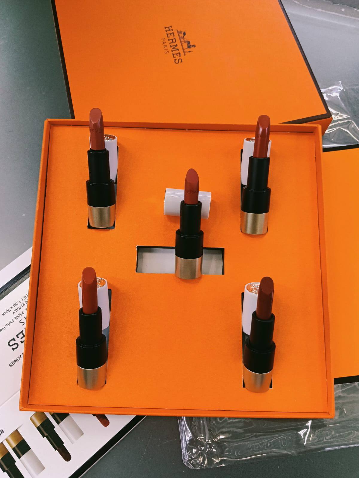 HERMES LIPSTICK SET 

60 dhs🇦🇪🇦🇪

Zain01
♥️♥️♥️