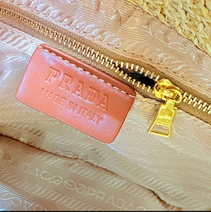PRADA 
NEW CAME 
GOOD QUALITY 
100 dhs🪙🌨️
SIZE: 28cm 

Zain39
♥️♥️♥️