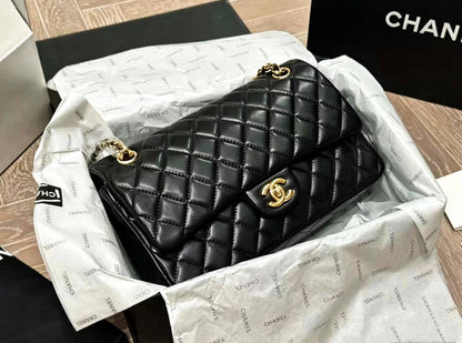 CHANEL 

NEW CAME 

HIGH QUALITY  

WITH  BOX  
115 dhs🇦🇪🇦🇪

Zain17
Zain39
Zain295
♥️♥️♥️