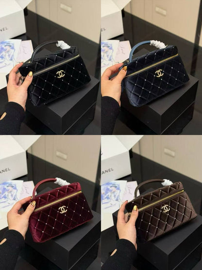 Chanel 
Size 20x11.5cm
220 dhs🪙🌨️

With box
🎁🎁🎁

Zain189
♥️♥️♥️