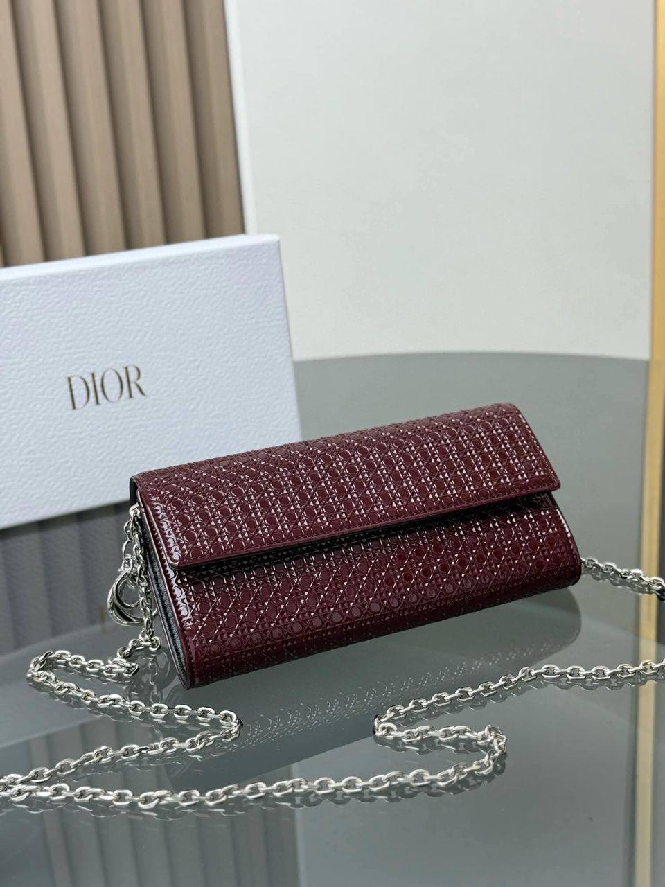 Dior 
100 dhs🇦🇪🇦🇪
with box
size 21cm

Zain42
♥️♥️♥️