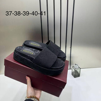 GUCCI SLIPPER 
GOOD QUALITY 
105 dhs❤️
36 TO 41

Zain40
♥️♥️♥️