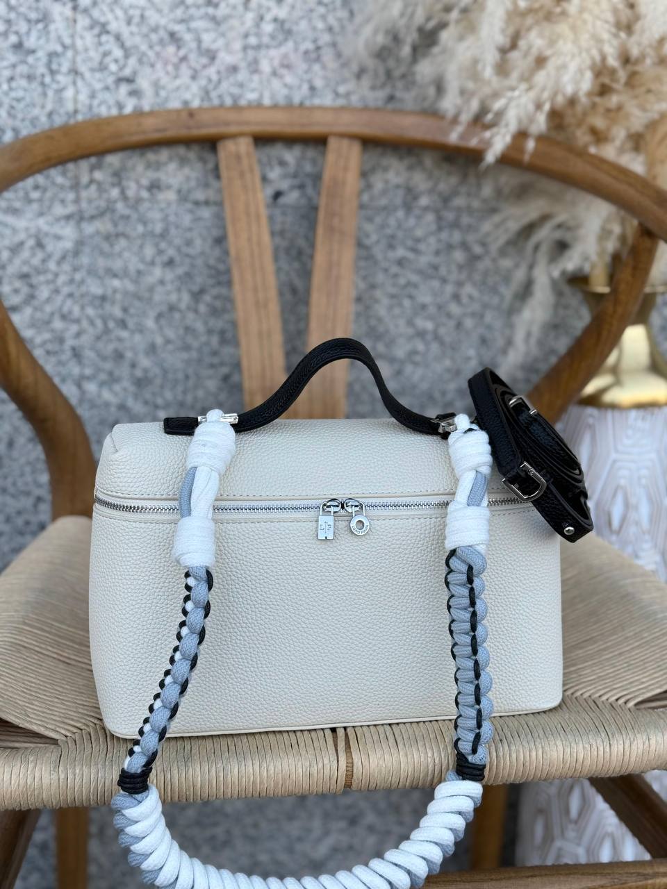 LORO PIANA

27cm
370 dhs🪙🌨️

Top quality 
With box🎁

Zain167
♥️♥️♥️