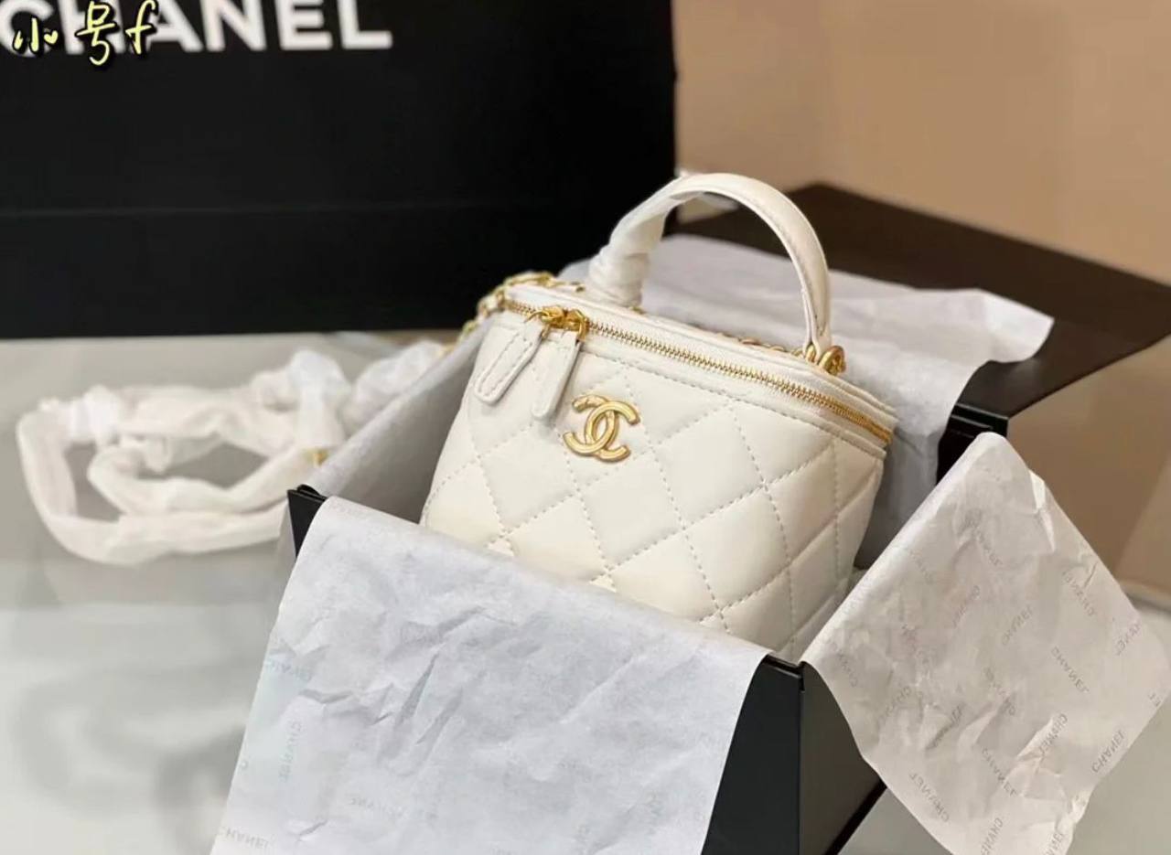 Chanel 
good quality, 
comes with box,  
🎁🎁🎁

size...19* 10  cm 
100 dhs💓

Zain12
♥️♥️♥️