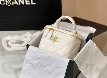 Chanel 
good quality, 
comes with box,  
🎁🎁🎁

size...19* 10  cm 
100 dhs💓

Zain12
♥️♥️♥️