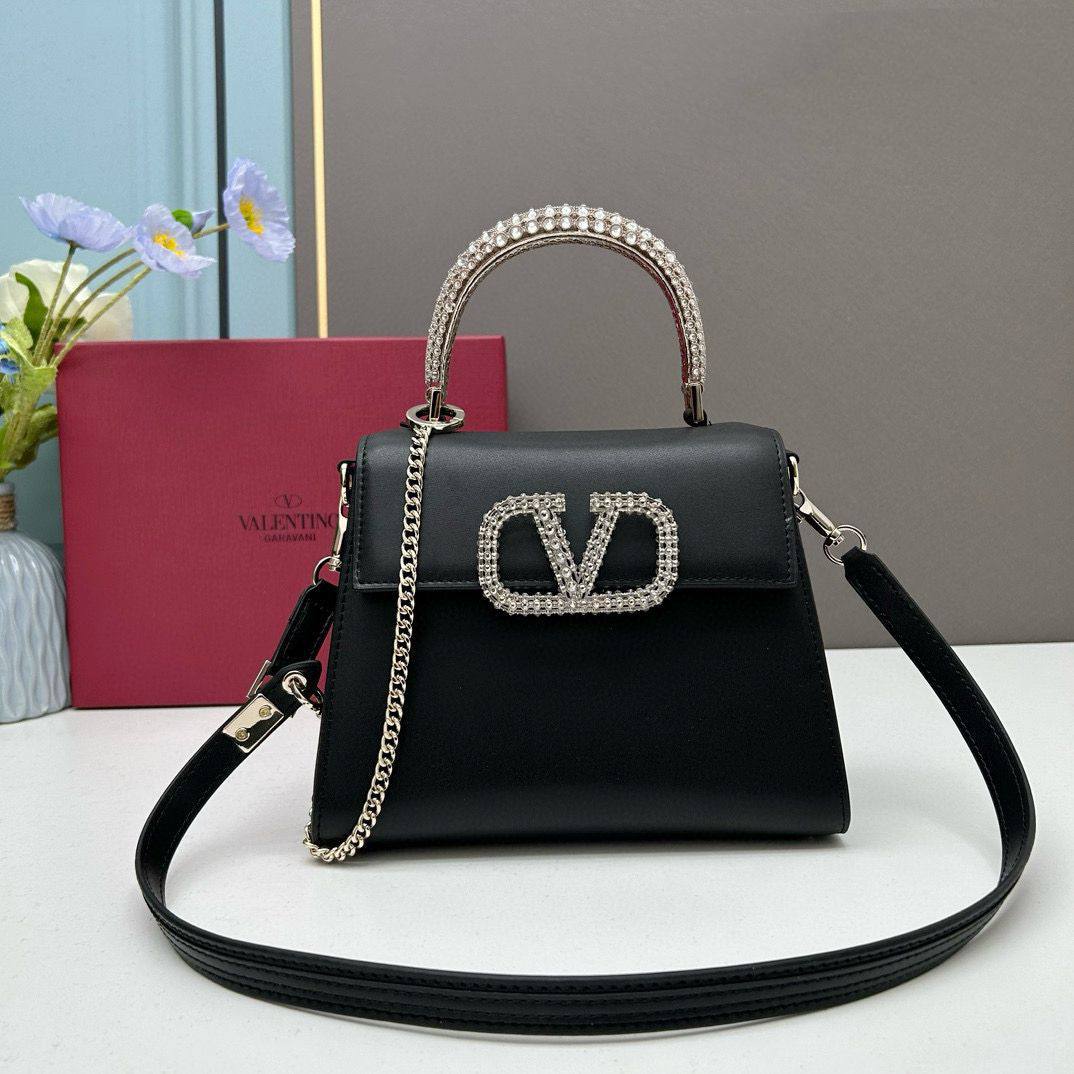 VALENTINO  
GOOD QUALITY
 WITH BOX 
🎁🎁🎁

100 dhs✅

Zain295
♥️♥️♥️