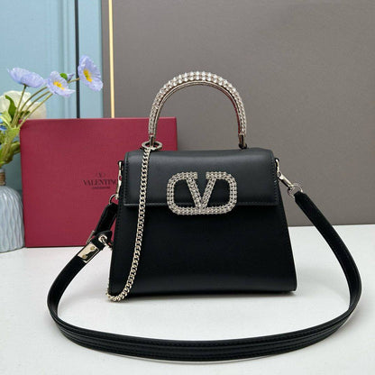 VALENTINO  
GOOD QUALITY
 WITH BOX 
🎁🎁🎁

100 dhs✅

Zain295
♥️♥️♥️