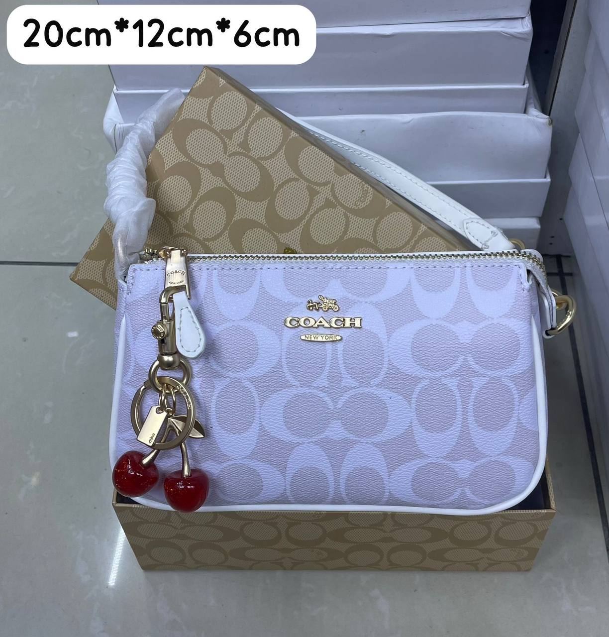 Coach

85 dhs✅ 

with box
🎁🎁🎁

Zain72
♥️♥️♥️